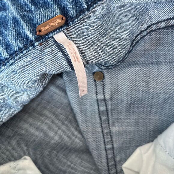 Free‎ People Mini Distressed Denim Skirt size 0 - Picture 9 of 9